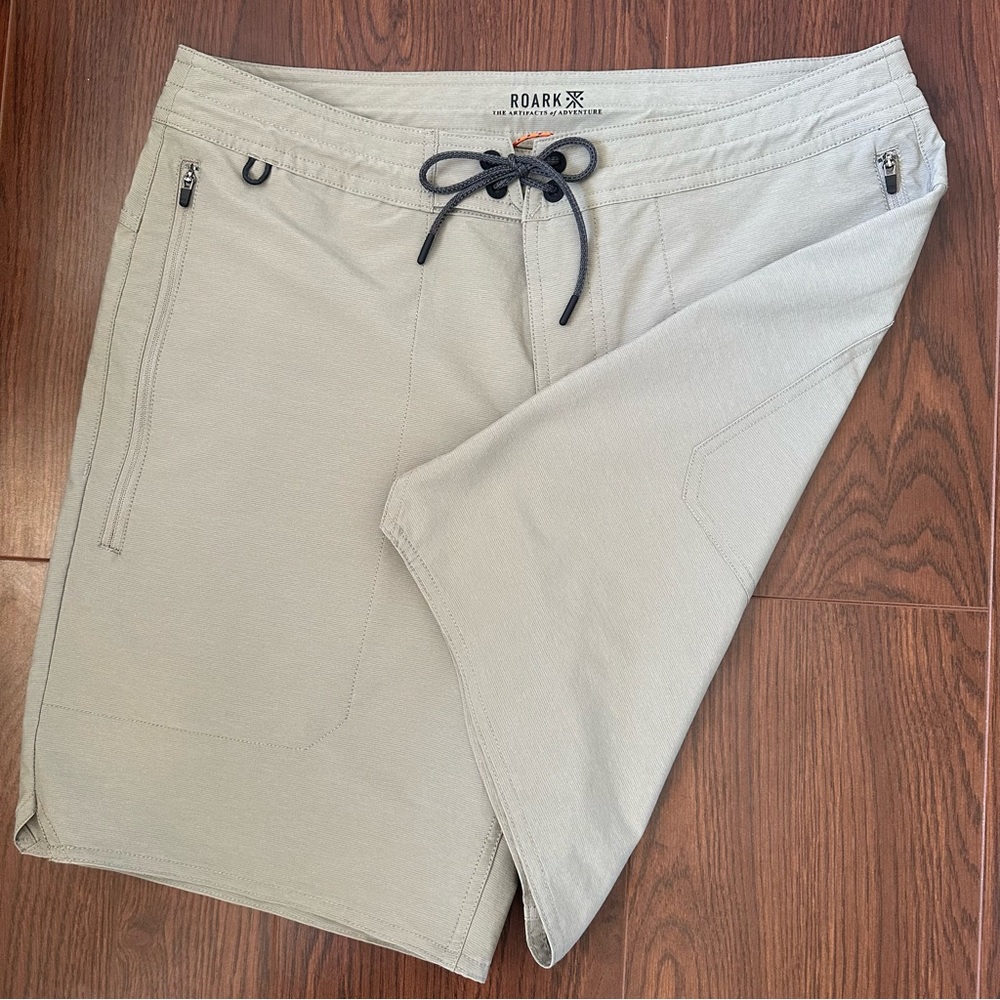 Roark Layover Men’s Shorts 32 Khaki Green EUC Hybrid Boardshorts